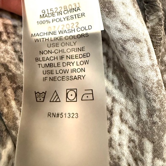 NWT Vince Camuto snake print ruffle sleeve blouse - Picture 11 of 12